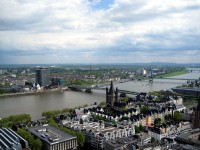 ケルン大聖堂の頂上から見たライン川とケルンの街並