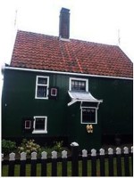 伝統的な建物？家の外にかわいい木靴が。
