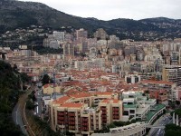 モナコの後ろの低い建物はフランス側。そのすぐ後ろは山。