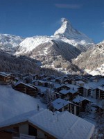 雪景色のツェルマットとマッターホルン