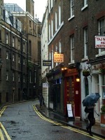 朝のロンドンの路地