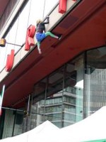 街で見かけたビル登りをする人形