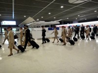 キャビンアテンダントさんたち、素敵！赤い帽子から垂れ下がる衣装が、エキゾチックでした