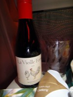 飲み物はもちろん赤ワインです。380はアルコール類無料でもらえるので、隣のお兄さんも含め3人で乾杯です♬うめ～！