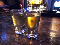 ショットのタダ券をもらったので、一瞬で飲み干してフロアへ。