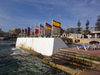 マルタの国旗は、手前から5番目の白と赤のやつです。十字形のモチーフがカッコイ～！