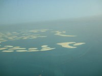 約300もの島々で世界地図を表現した、「ザ・ワールド」が見えてきました。埋め立てが終わり、今後は別荘地やリゾート地として、更なる開発が進むそうです。