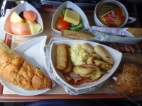 機内食1回目。クロワッサンにチーズ、オムレツなどですね。ヨーロッパ風味になってきました。クロワッサン美味しい♡