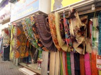 パシュミナやバッグ、サンダルを売るお店もたくさん。
