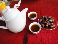 食後に300円ぐらいで、アラビックコーヒーを頼みました。デーツも付いてきて、かなりお得です♬ コーヒーは少し粉っぽい独特な味で、デーツととても相性がいい！コーヒーの苦みと、デーツの甘みがハーモニーを奏でます♬