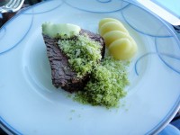 続いては、牛肉とクリームポテトの前菜♬ ん～♬ やっぱり肉は最高だ！