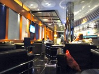 空港への送迎車がくるまでの間、オシャレなホテルのラウンジバーでくつろぐことに♬