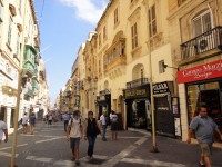 メインストリートの、リパブリック通り。観光客向けの高級店や、土産物屋も並びます。
