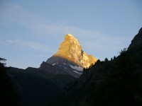 旅のクライマックスでは、マッターホルンにもついに出会えました。Zermattに来て、最初の二日は雪が多くてなかなかてっぺんは見えなかったのですが、Geneveへ発つ最終日の朝、起きたら雲ひとつない空に、金色のマッターホルンを観ることが出来たときは美しさのあまりトリハダが！