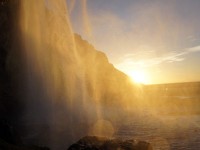 滝の裏側から、滝のカーテンを通してみた夕陽の美しさは忘れられません。