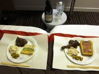 食料を買い込んでホテルの部屋で夕食。たくさん持ち帰れないので、買ったワインはせっせと飲んでしまいます。