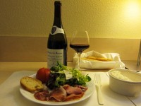この夜も持ち帰れないワインを開けました。プルミエ クリュなのに安い。結局、翌日同じものを二本買いました。