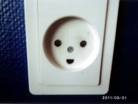 デンマークのコンセントも笑顔（はあと）今回持参したカメラは変圧器は不用でしたが、コンセントはCタイプを買いました。