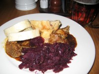CELNICE の例の豚肉料理です。ほとんど赤キャベツの酢漬け・・・