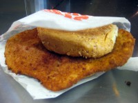 プラハのファーストフード（チキンのカツレツバーガー。揚げたてです）