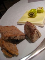 上にあるのはケーキかと思って一口で食べたら全部バターでした・・・