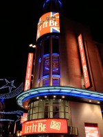 ロンドンへ戻り買い物を楽しんだあと、『LET IT BE』ミュージカルへ。ミュージカルというより、「ライブ」最高に楽しい！！