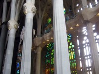 写真右部分のステンドグラスは今後作られるでしょう