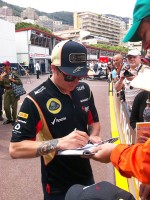 ＠ Pit walk　丁寧にファンのリクエストに応えていました。