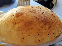 旅行中に数回食べた膨らんだパン（中は空洞）
