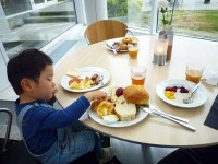 朝食のレストランはシンプルで素敵な内装。ビュッフェ形式の食事はおいしかったです。
