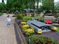 息子はレゴの動く電車に夢中。ずっと追いかけて走りまわっていました。