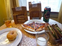 セブンイレブンで購入したサンドイッチやビール。サンドイッチは35dkほどと高いのですが美味しかった。