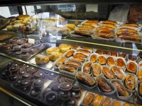 お菓子屋さん（1） ： 右手前はサンティアギートというお菓子。今日の祭りにしか食べられない！