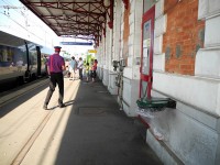 サンジャンドリュズ駅（2） ： 駅員さんの制服がバスクカラー