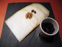 夕食のデザート ： 名物のブルビチーズに黒サクランボジャム添え