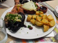 昼食（3） ： チーズはブルビ、アショア、鴨のロースト、血詰めソーセージ