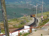 登山（5） ： 登ってくる電車