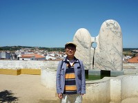 ティアナ神殿の前の公園にある北川晶邦氏の彫刻とエボラの郊外
