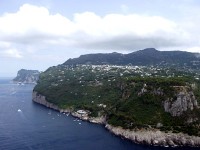 北西からカプリ島を。青の洞窟に集まる船