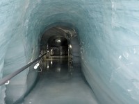 アレッチ氷河の下にあるアイスパレス