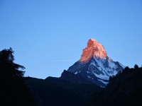 マッターホルンの朝焼け：朝6時過ぎマッターホルンの朝焼けを見に出かける。夜が明けるにつれ少しずつマッターホルンの穂先に日があたり始め、徐々に山肌が変化していく様をしばらく眺めていました。