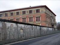 ニーダキルヒナー通り（トポグラフィー・オブ・テラー） ： 壁の後方はゲシュタポの本部跡地。ここへの出頭命令は当時死を意味したとか。陰惨な雰囲気が今も残ります