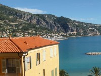 マントンの丘の上から見たイタリア国境に続く地中海の眺め。マントンは、オレンジ系の建物が多く、街全体が陽気な雰囲気です。