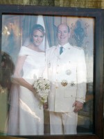 オテル・ド・パリの中にあるシャネルの店先に飾られているアルベール大公夫妻のご真影。このような写真はモナコでよく見かけました。