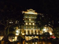 夜のオテル・エルミタージュ。オテル・ド・パリに比べてひっそりと建っているように見えますが、ライトアップは見事です。