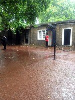 St.James Palace の衛兵が帰ってくる隊のために番所の外へ（ささげ銃）