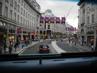 REGENT STREET には女王の在位６０年の記念の旗がまだ飾られていた