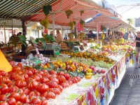 花市、食糧、生活雑貨も販売されています