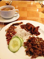ホテル朝食のナシレマとレンダン