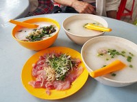 中華街のお粥 手前はトッピングの刺身